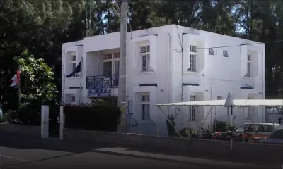 Sur la plage de Flic-en-Flac: voulant filmer une bagarre entre jeunes, il est agressé avec un morceau de corail