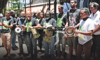 Rezistans ek Alternativ au Jardin de la Compagnie : les manifestants tapent sur des casseroles pendant quinze minutes