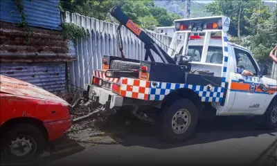 À Forest-Side : des voitures abandonnées obstruent la circulation 