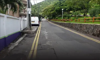 À Port-Louis : parking sauvage près de la Montagne des Signaux