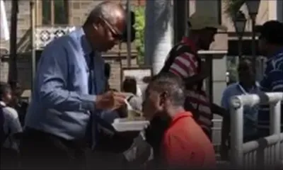 Il fait manger un homme en détresse dans les rues de la capitale