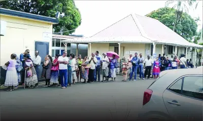 Hôpital de Flacq : file d’attente au soleil et sous la pluie pour des prothèses médicales