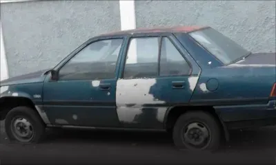 Une voiture abandonnée enlaidit le paysage 