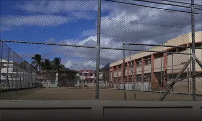 Terrain de football à Coromandel : le gardien de l’école réclame de l’argent au public