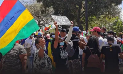 Mahébourg : la foule se rassemble peu avant le départ de la marche