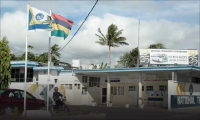 Avant-bras coincé entre la portière d’un autobus : une vigile et son époux réclament Rs 444 000 à la CNT et à la SICOM