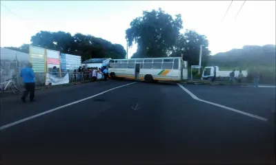 Rivière-des-Galets : un bus finit sa course contre le mur d'un lieu de culte