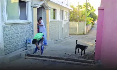À Quatre-Bornes : polémique autour d’une structure en ciment érigée en pleine rue