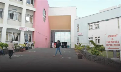 Retrouvée en bordure de route : une jeune femme succombe à ses brûlures ; la police soupçonne un «foul play»