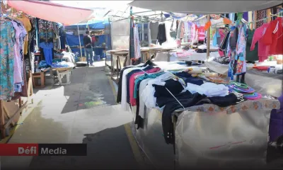 Périodeambulants et les commerçants envahissant les trottoirs festive : tolérance zéro envers les marchands