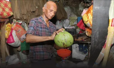 Le marchand de coco au Marché central de Port-Louis : boire zot dilo coco