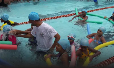 Cours de natation : les écoliers se jettent à l’eau
