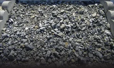 Une fille souffrant de tuberculose incommodée par de la poussière de roche