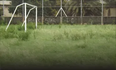 Terre-Rouge: un terrain de foot négligé, des joueurs désemparés