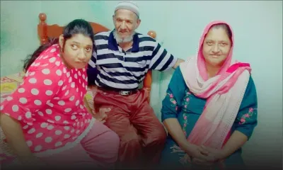 Ses parents lancent un appel à la solidarité : à 27 ans, Tanzeela se déplace toujours à quatre pattes