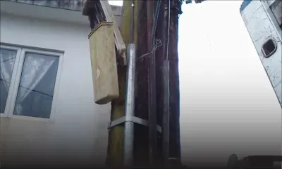 Devant le garage d’un habitant de Triolet: un pylône de MT obstrue le passage