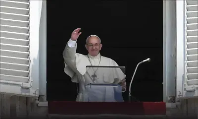 "Interdit de se plaindre!", mot d'ordre accroché sur la porte du pape