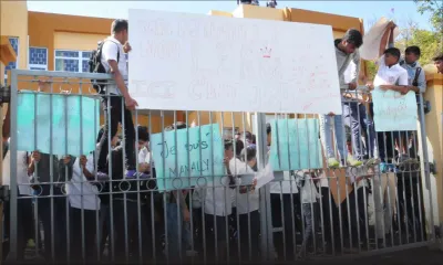 Dr James Burty David SSS : manifestation des élèves