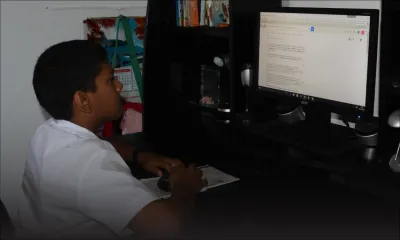 Il va à l’école en fauteuil motorisé: les parents du petit Ahnas cherchent un van scolaire