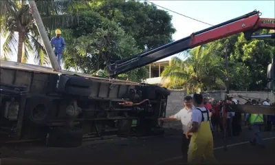 Accident spectaculaire à Roche-Bois - Un camion frigorifique percute un mur : deux blessés