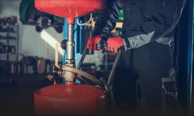 Commerce illégal et pollution de l’environnement : la police et le ministère enquêtent sur un réseau de trafic d’huile usée