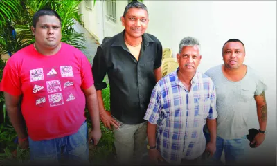 À Baie-du-Tombeau: les taxis marron sont légions et menaçants