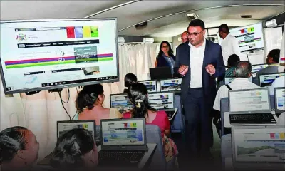 Informatique : les personnes âgées apprennent à utiliser les réseaux sociaux