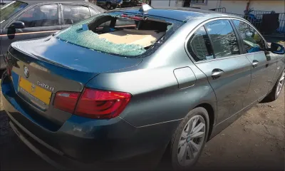 Un colporteur vandalise la voiture du maire