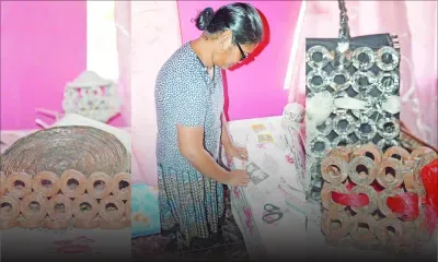 Leena Bhoojhawon : l’art de recycler les vieux journaux