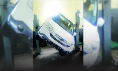 À cause du défaut présumé d’un lift: des mécaniciens ont failli être écrasés sous une voiture