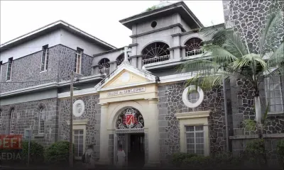 Transfer de Lindsay Thomas du Collège St-Esprit : démission d'un membre du Board of Governors 