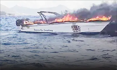 Un bateau ravagé par un incendie dans le lagon de Flic-en-Flac