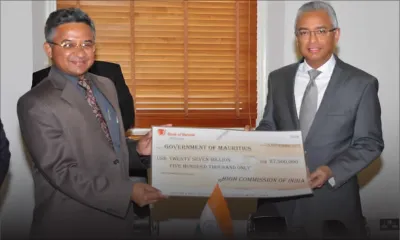 Financement : l’Inde remet un chèque de Rs 900 millions au Premier ministre