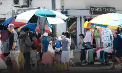 Il n’était pas là le jour du recensement: Steve ne pourra vendre ses T-shirts à l’avenue John Kennedy