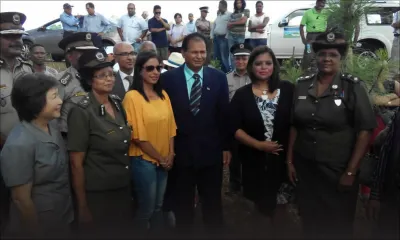 Des prisonniers embellissent la route