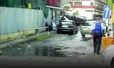 Curepipe : eau nauséabonde à l’entrée d’un supermarché