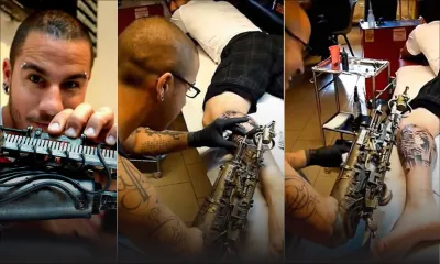 Un tatoueur au bras biomécanique