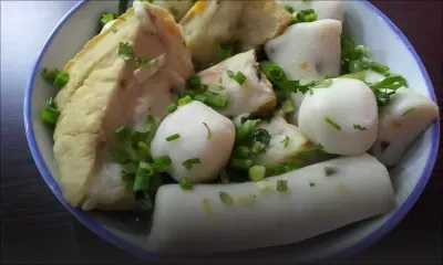 Saveurs et chaleur avec le bouillon de boulettes
