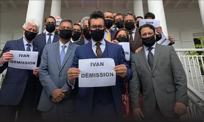 L'Opposition PTr, MMM et PMSD avec leur pancartes réclament la démission d'Ivan Collendavelloo à l’extérieur du Parlement 