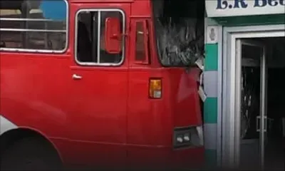 Rose-Hill: un bus s’encastre contre un salon de beauté