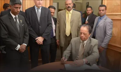 Ambassade de France: sir Anerood Jugnauth signe le livre de condoléances