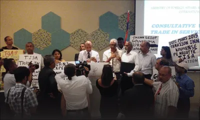 Trade In Services Agreement : des syndicalistes manifestent contre un atelier consultatif public-privé   