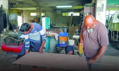 Constructeurs de tables et de chaises à l’ancienne : de père en fils, et au petit-fils