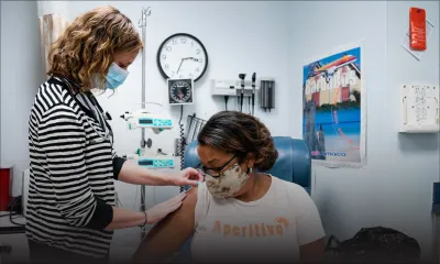 Vaccins contre la CoVID-19 : leur efficacité fait l’objet de débat