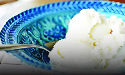 Prétextant que sa fille a avalé une lame : il soutire Rs 100000 à un fabricant de glaces