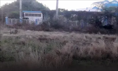 À Pointe-aux-Sables : un terrain de foot dans un état lamentable