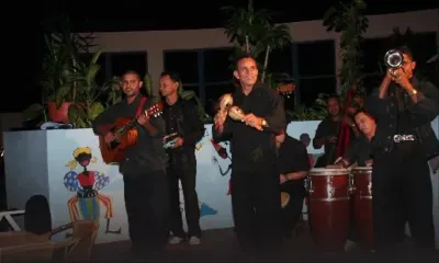 Dans un hôtel du Sud: des musiciens sur le banc de touche