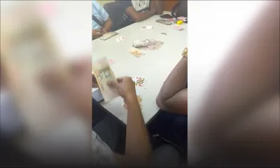 Vidéo montrant un jeu d’argent dans un poste de police