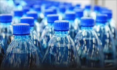 Nouvelle réglementation sur les bouteilles en plastique : les opérateurs disposent d’un stock de deux ans