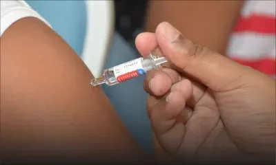 Une fillette atteinte de la grippe H1N1 : sa santé s’améliore légèrement, selon son père